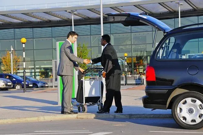 You are currently viewing The Advantages of Pre-Booking Your Airport Taxi: Save Time and Money