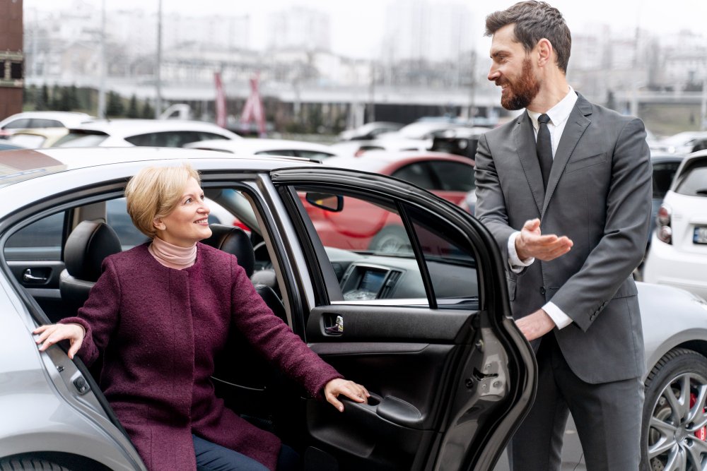 You are currently viewing Why Renting a Car with a Driver in Dubai is the Best Way to Explore the City?